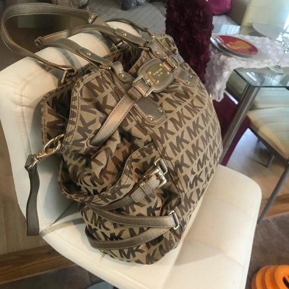 Authentic Micheal Kors Large Carry All Tote - Picture 4 of 13